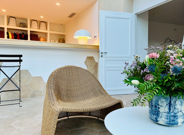 Accueil de la Bastide IKIGAI, coworking Aix en Provence et ses espaces partagés permet au clients ou partenaires d'attendre confortablement l'heure de leur rendez-vous.