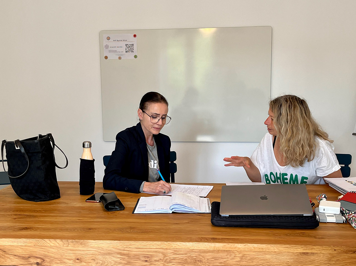 Sophie et Isabelle en IKI Brainstorm en discussion autour de leurs futurs ateliers ensemble.