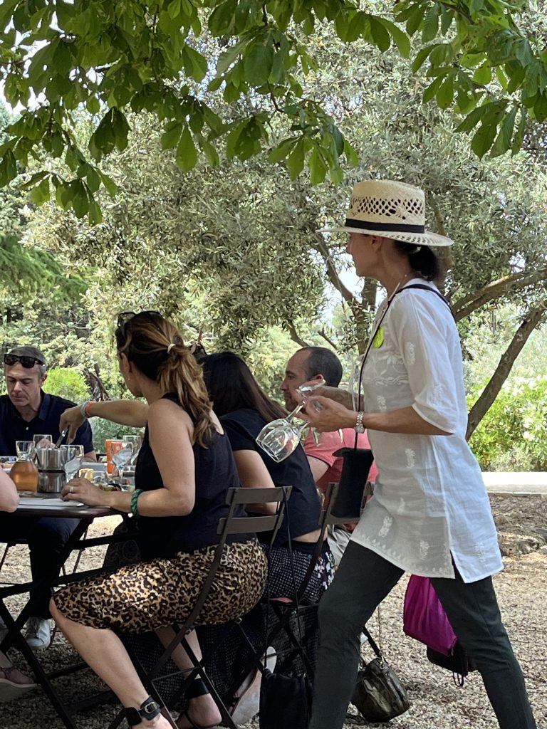 Déjeuner à l'ombre de marronnier lors de vos séminaires à la Bastide IKIGAI