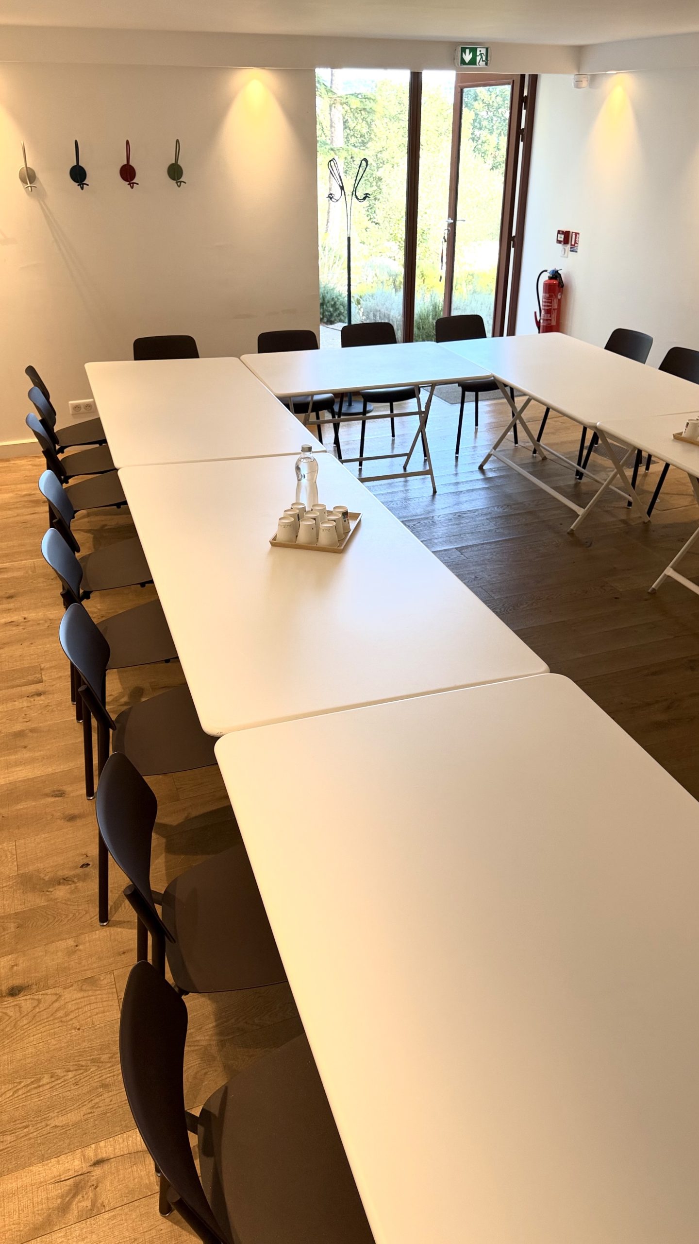 Bastide IKIGAI Coworking à Aix en Provence - Salle de réunion IKI-Cèdre 38m2 implantation, capacité jusqu’à 30 pers en mode théâtre. Idéale pour vos séminaires, CODIR, Team building, formations, réunions, ateliers divers… Accessibilité aux personnes à mobilité réduite (PMR).
